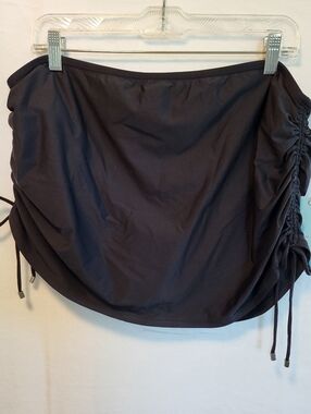 NWT Black Adjustable Ruched Side Swim Skirt With Attached Brief. Size 3X